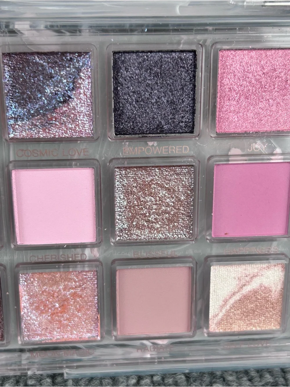 HUDA BEAUTY incredible colors